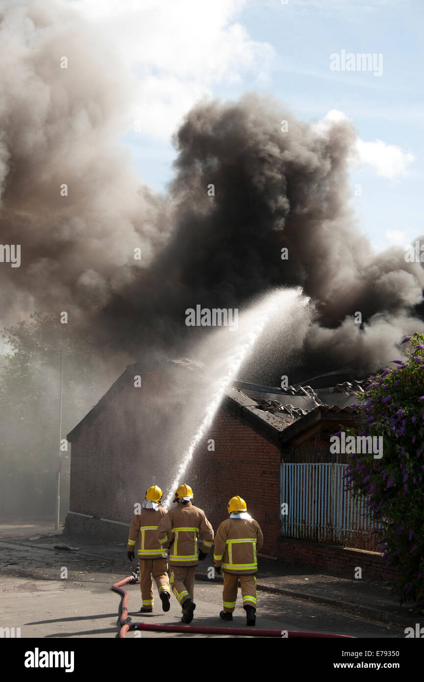 Magazzino Incendio di fabbrica del tetto in amianto Hazmat Foto Stock