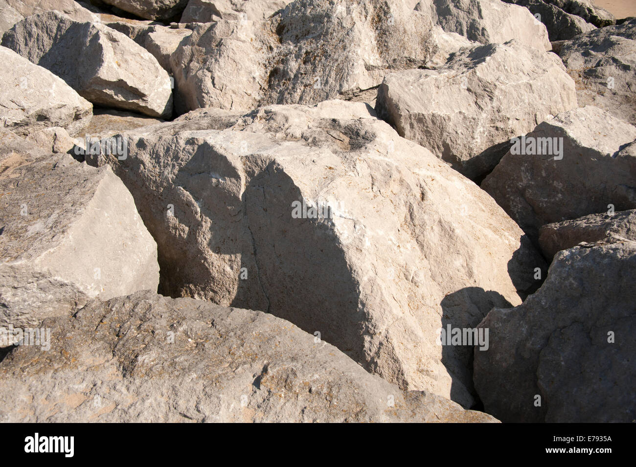 Rocce di grandi massi rocciosi ombre di sole forte Foto Stock