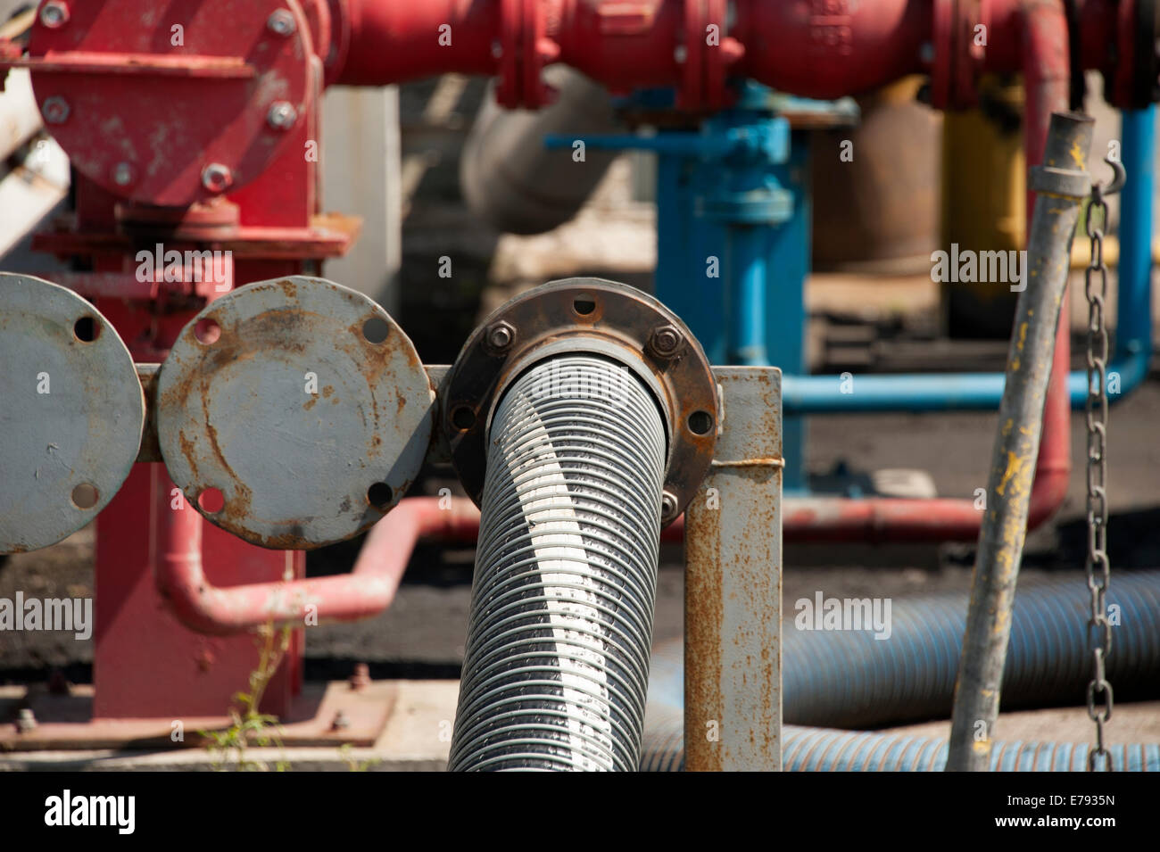 Nave rifornimento Pipeline carburante riempire la valvola motore Foto Stock