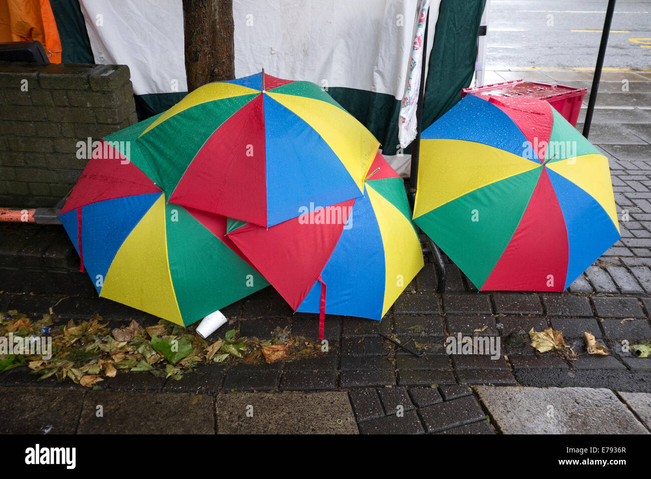 Vivacemente colorato ombrelloni Rainbow divertente sorriso Foto Stock