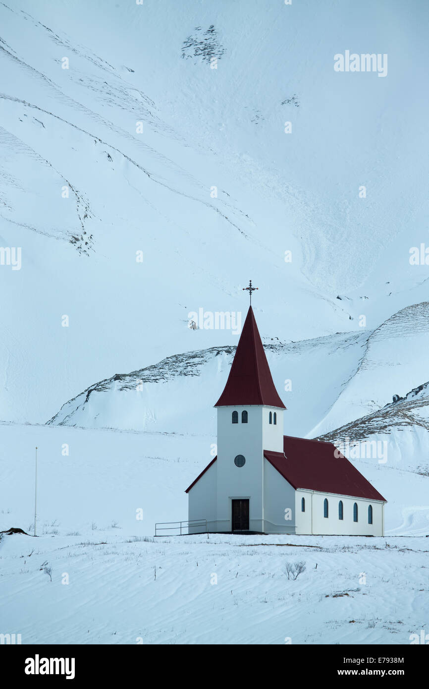 La chiesa al di sopra del villaggio di Vík í Mýrdal, sud dell'Islanda Foto Stock