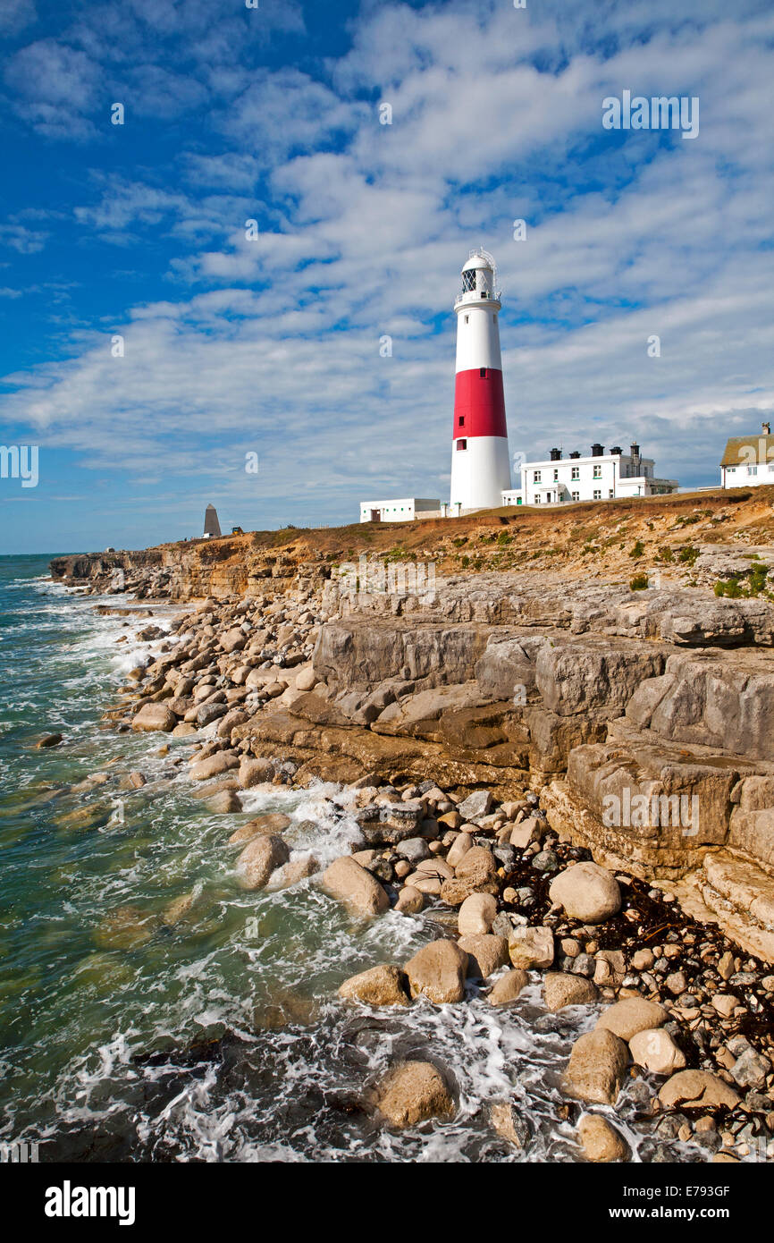 Il bianco e il rosso faro sulla costa a Portland Bill, isola di Portland, Dorset, Inghilterra Foto Stock