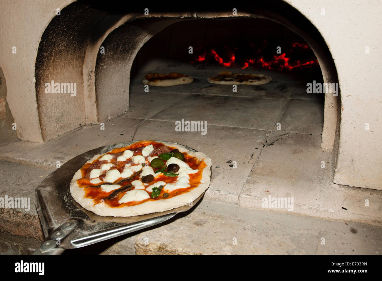 La pizza fatta in casa con pasta madre crosta in alluminio buccia pizza in  forno a legna Foto stock - Alamy
