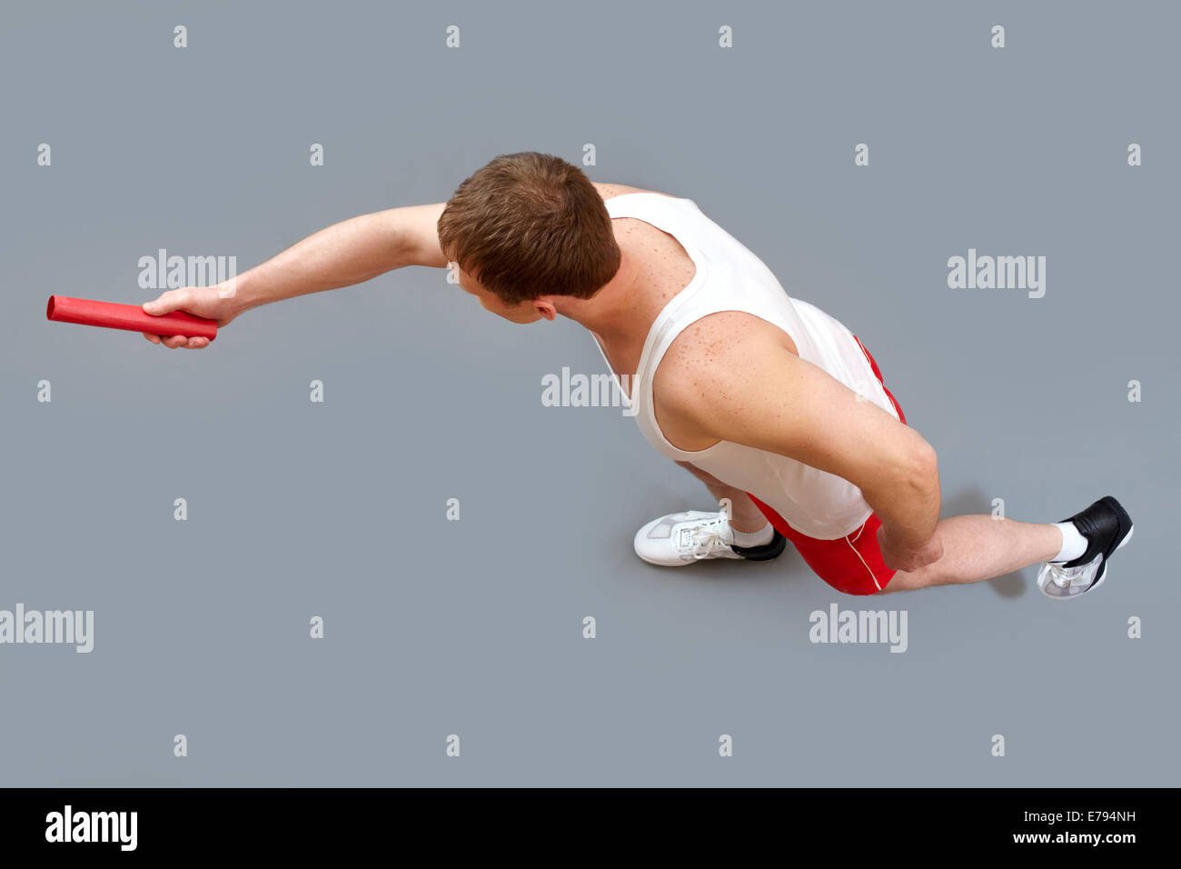 Attività sportive guy fretta di passare il testimone del relè, vista da sopra Foto Stock