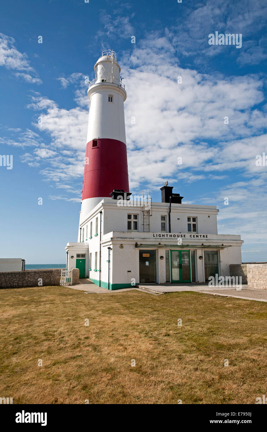 Il bianco e il rosso faro sulla costa a Portland Bill, isola di Portland, Dorset, Inghilterra Foto Stock