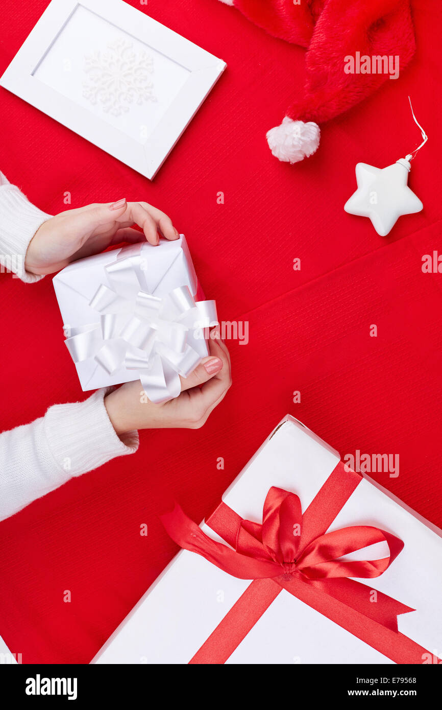 Giftboxes, Santa cap, foto di fiocco di neve e decorativo stella giocattolo su sfondo rosso Foto Stock