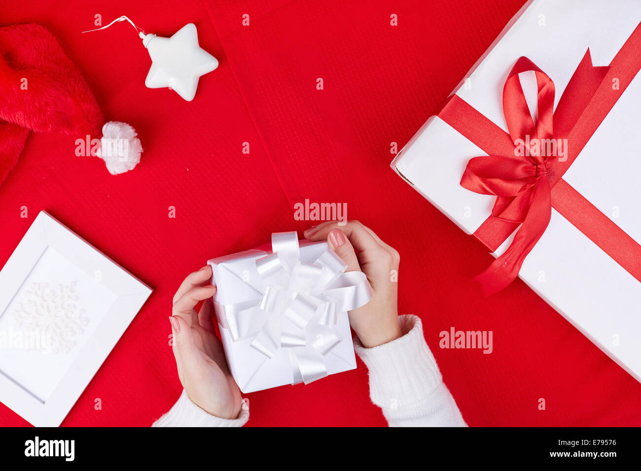 Giftboxes, Santa cap, foto di fiocco di neve e toy star Foto Stock