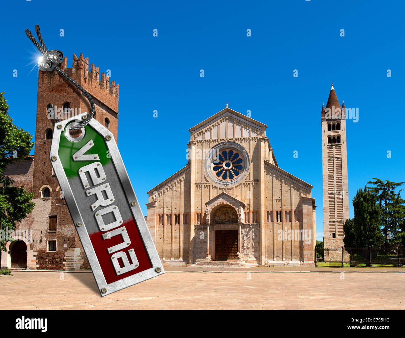 Basilica di San Zeno e Torre Abbey con etichetta di metallo, cavo in acciaio, bulloni e testo Verona - (patrimonio mondiale dell'UNESCO) Italia Italy Foto Stock