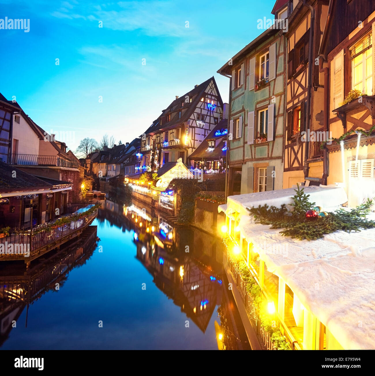 Decorazione di natale di notte a la piccola Venezia. Colmar. Strada del vino. Haut-Rhin. L'Alsazia. La Francia. Foto Stock
