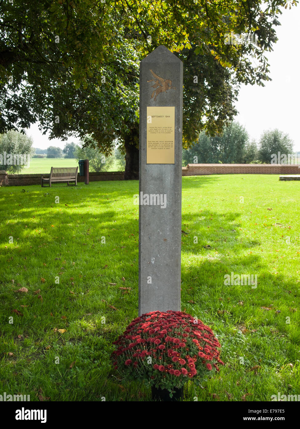 Commerorative pietra e plack nella motivazione della vecchia chiesa a oopsterbeek. La chiesa è stata teatro di pesanti combattimenti durante Foto Stock