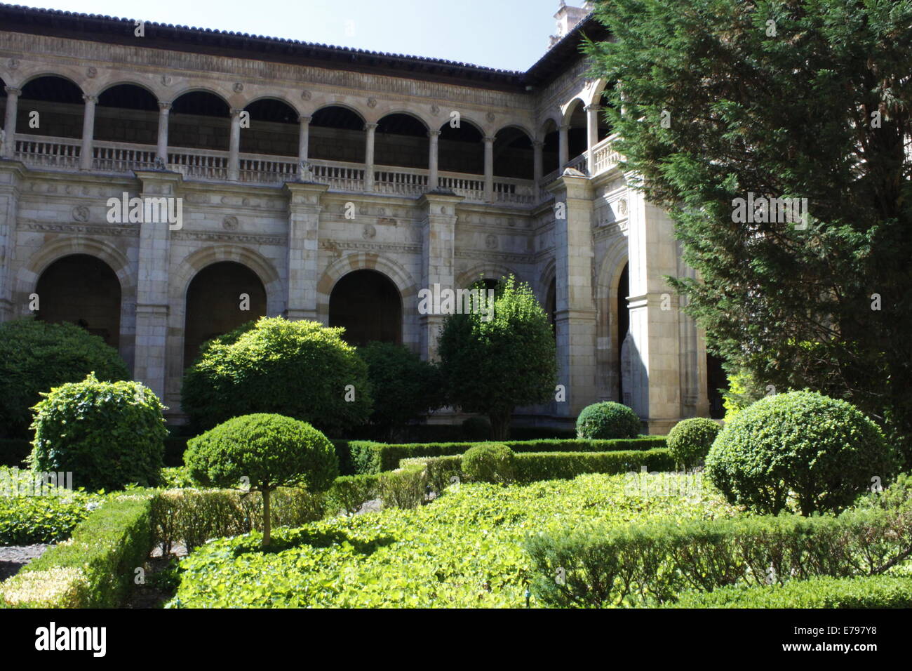 Giardino all interno della chiesa che conduce al giardino della Basilica di San Isidoro, strada di St Jacques di Compostella Foto Stock