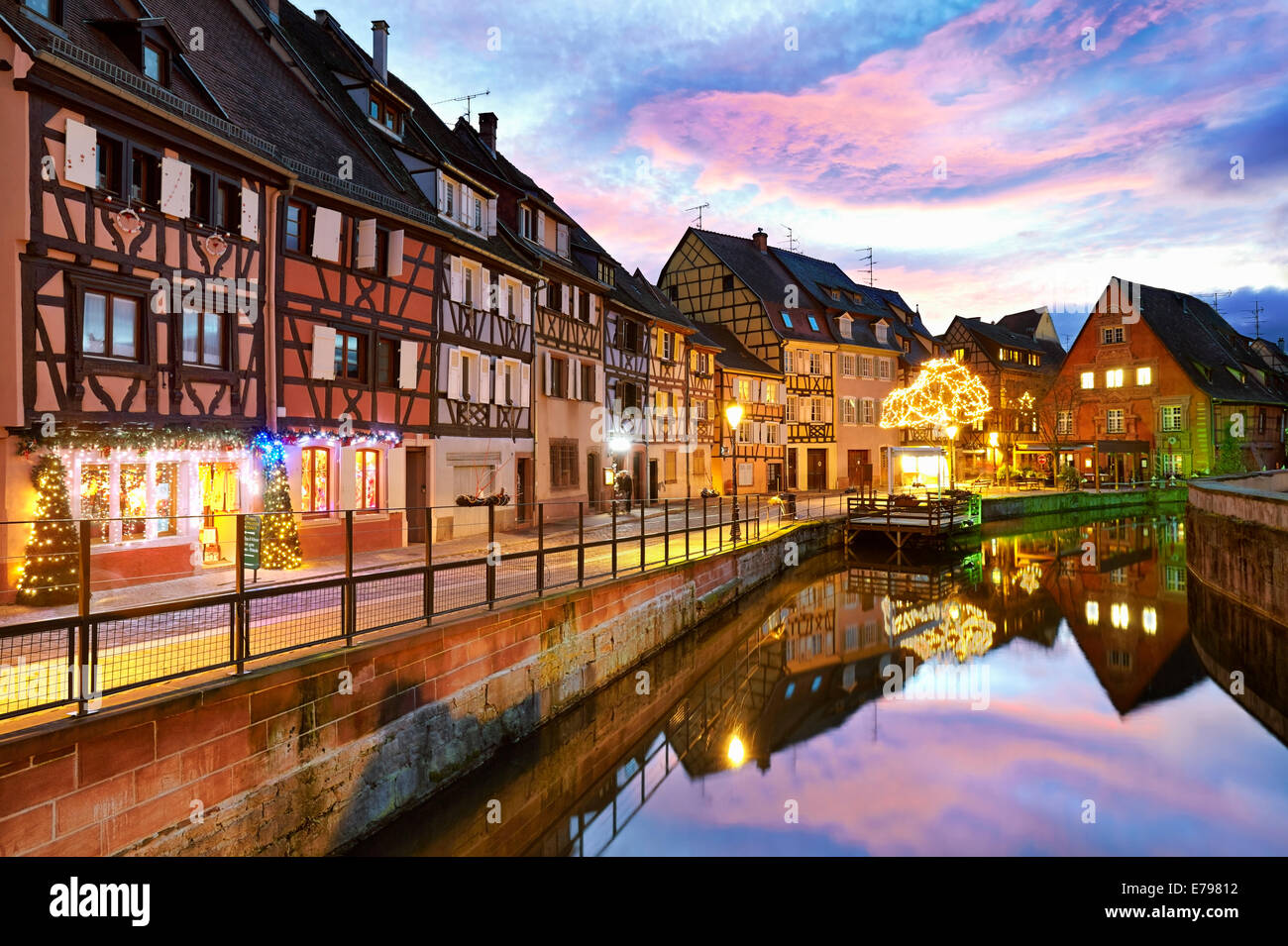 Decorazione di natale di notte a la piccola Venezia. Colmar. Strada del vino. Haut-Rhin. L'Alsazia. La Francia. Foto Stock