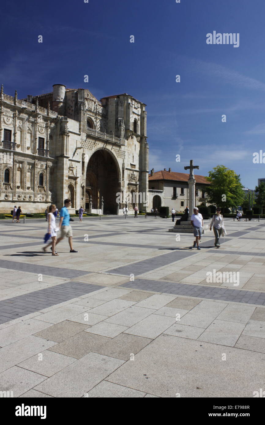 Square e la statua di un pilgrimin davanti alla Basilica di San Isidoro, strada di St Jacques di Compostella, Leon Castiglia, Spagna Foto Stock