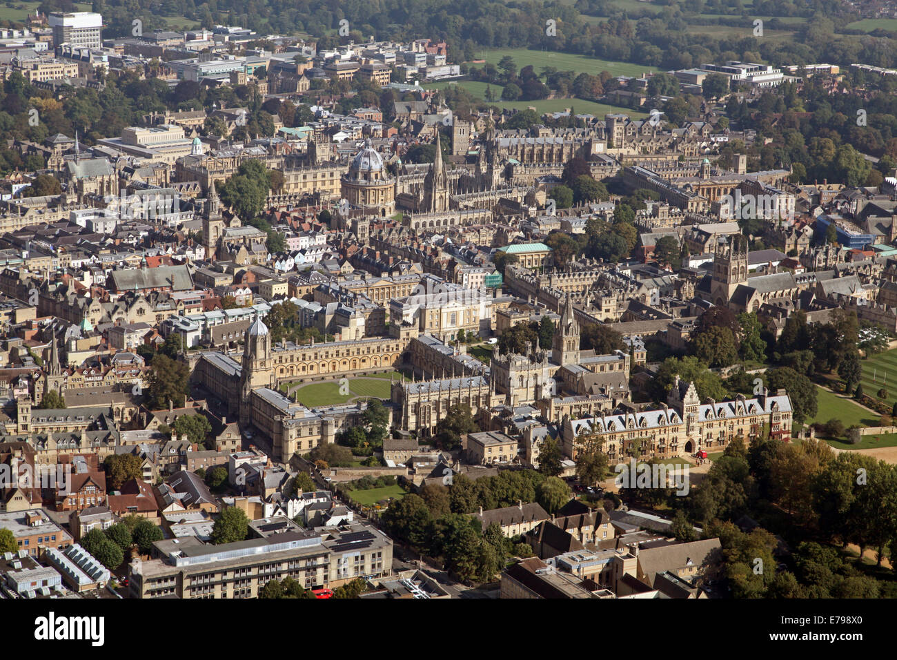 Vista aerea del centro di Oxford con Collegi Universitari e la Libreria di Bodleian prominente Foto Stock