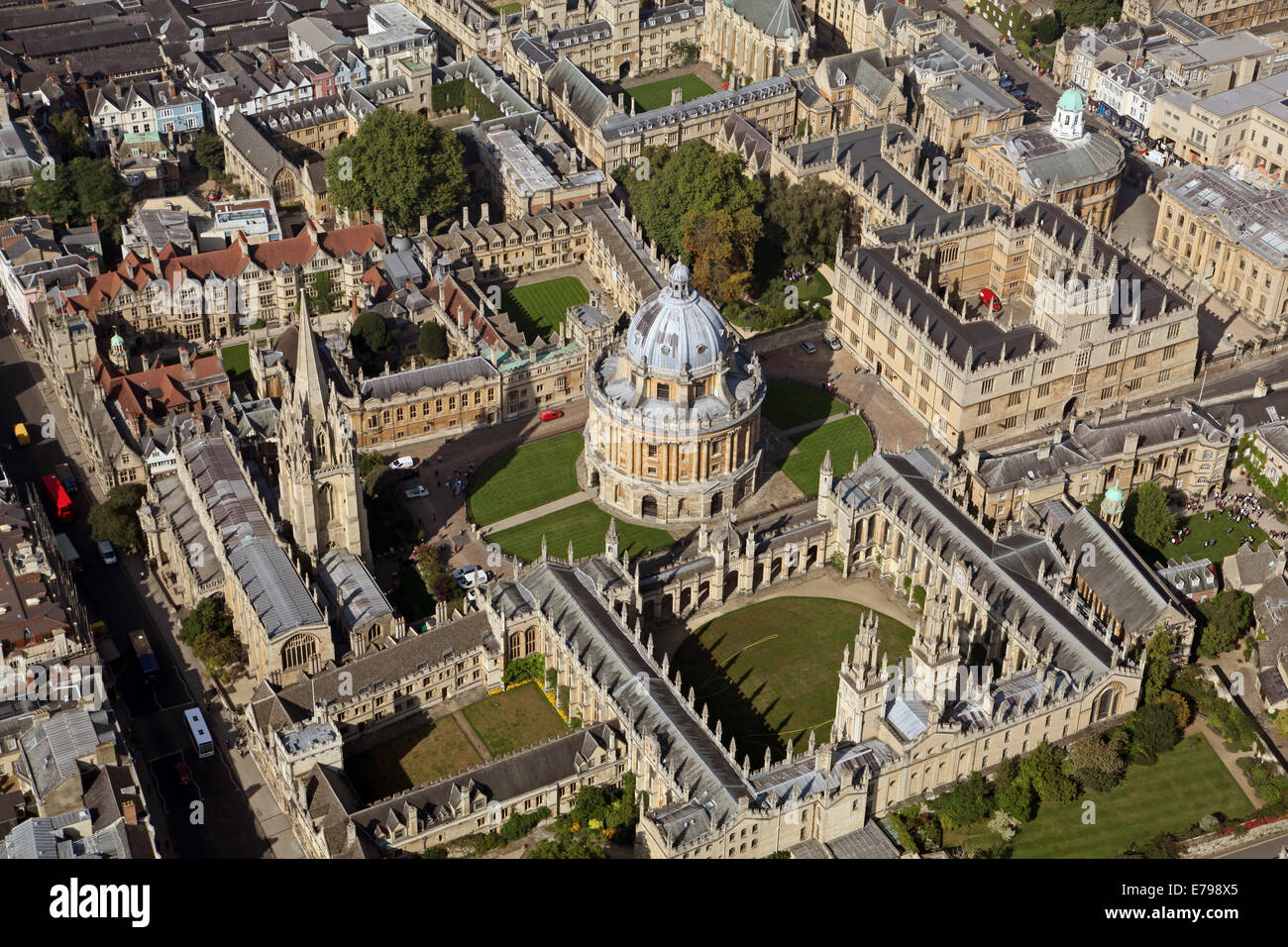Vista aerea del centro di Oxford con University Colleges e la Radcliffe Camera & Bodleian Library prominenti Foto Stock