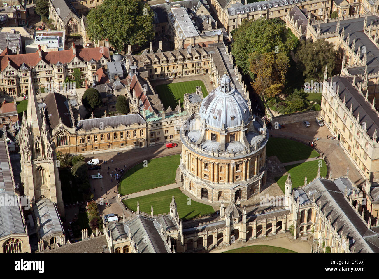 Vista aerea del centro di Oxford con University Colleges e la Radcliffe Camera & Bodleian Library prominenti Foto Stock