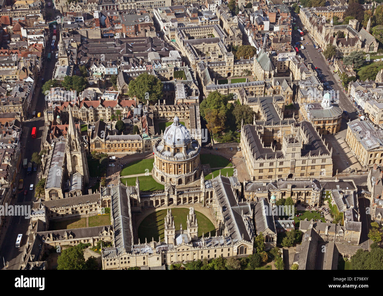 Vista aerea del centro di Oxford con University Colleges e la Radcliffe Camera & Bodleian Library prominenti Foto Stock