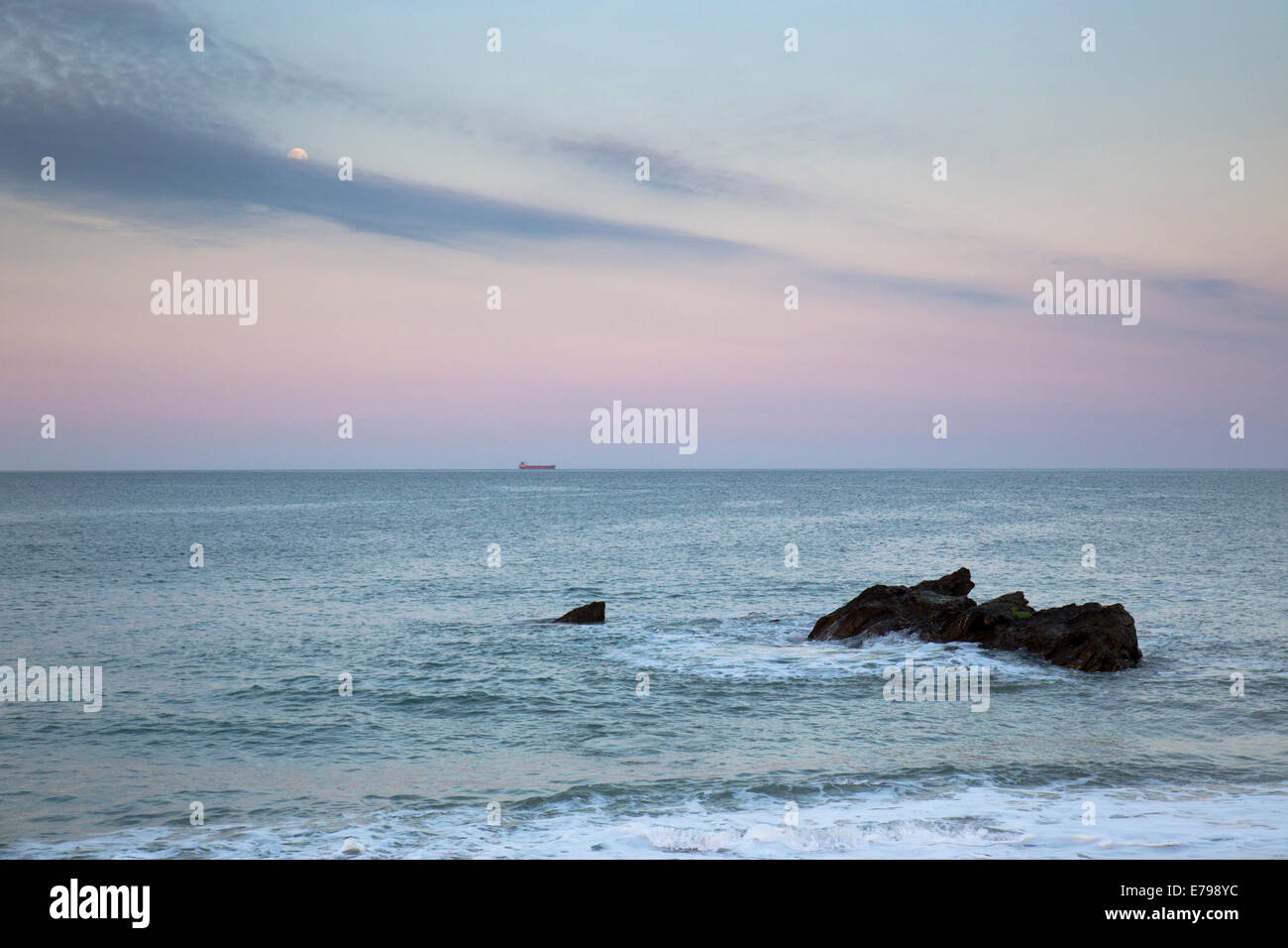 Guardando al Mare; Cornovaglia; Regno Unito Foto Stock