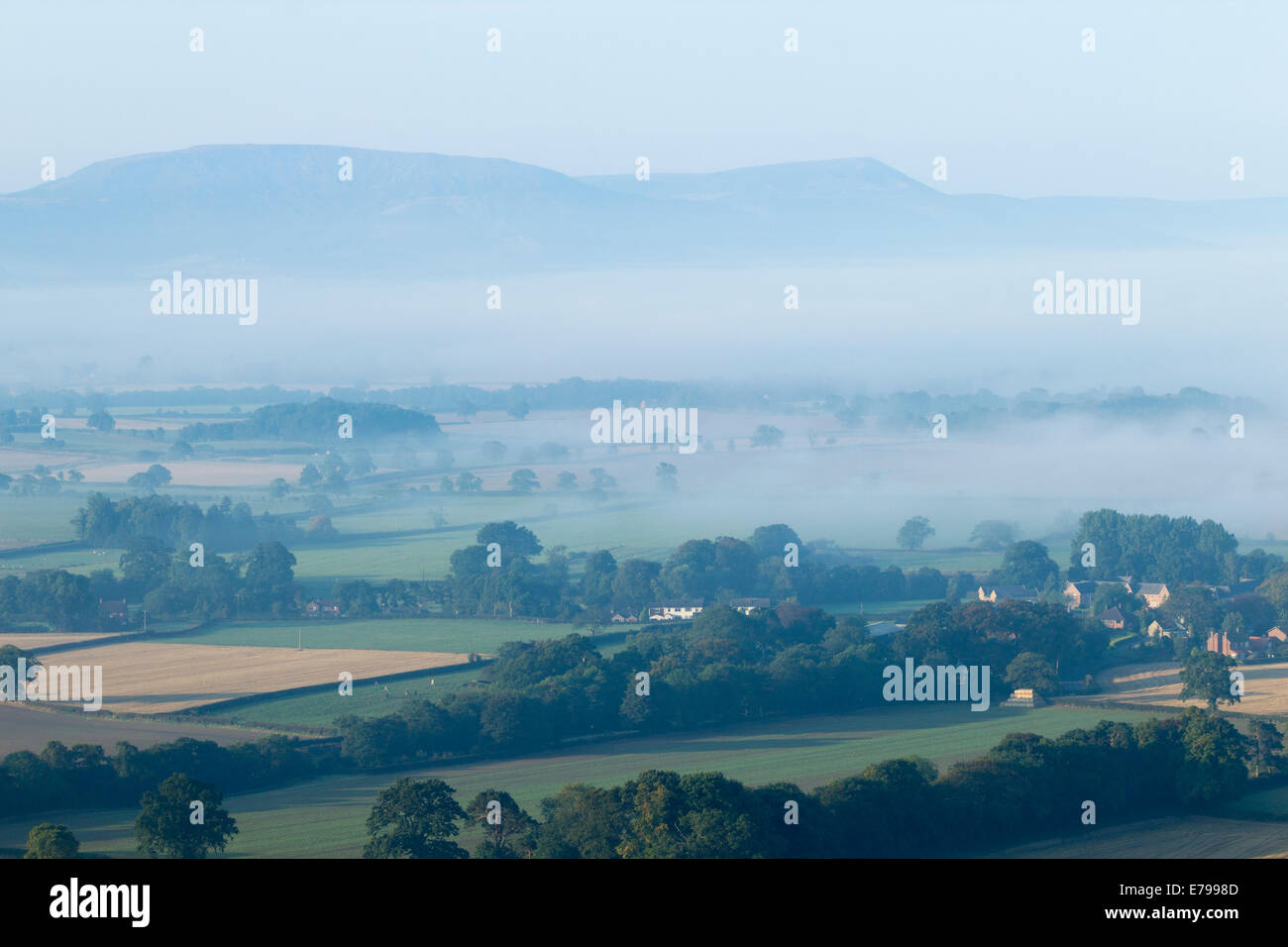 North York Moors, Parco Nazionale, UK. 10 Settembre, 2014. Regno Unito Meteo. Vista sulla North York Moors National Park un Cleveland colline sopra dal grande Ayton villaggio come early morning mist solleva lentamente su un glorioso mercoledì mattina. Credito: ALANDAWSONPHOTOGRAPHY/Alamy Live News Foto Stock