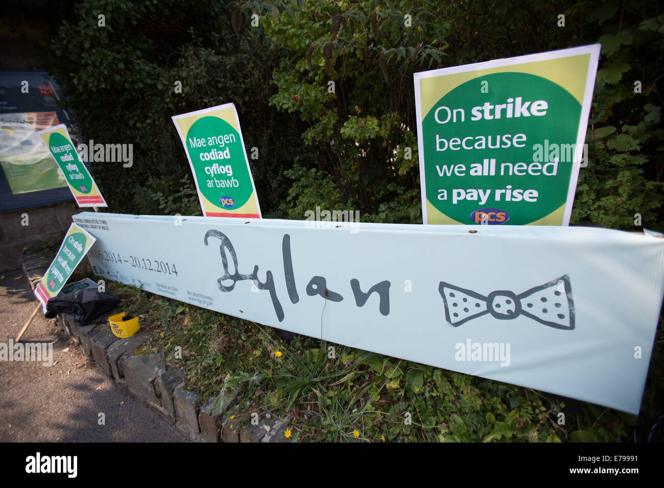 10 Settembre, 2014, Aberystwyth, Wales, Regno Unito. I membri dei tre Sindacati presso la Biblioteca Nazionale del Galles - Prospettiva, PC e FDA - unirsi insieme per una giornata di azione industriale per richiamare l attenzione sulla istituzione di cura. Personale biblioteca non hanno ricevuto un consolidato aumento di stipendio (cioè un permanente aumento di stipendio che conta verso i contributi pensionistici) dal 2009, che ha portato a un 20% di real-termini caduta nel valore dei loro salari. Credito: atgof.co/Alamy Live News Foto Stock