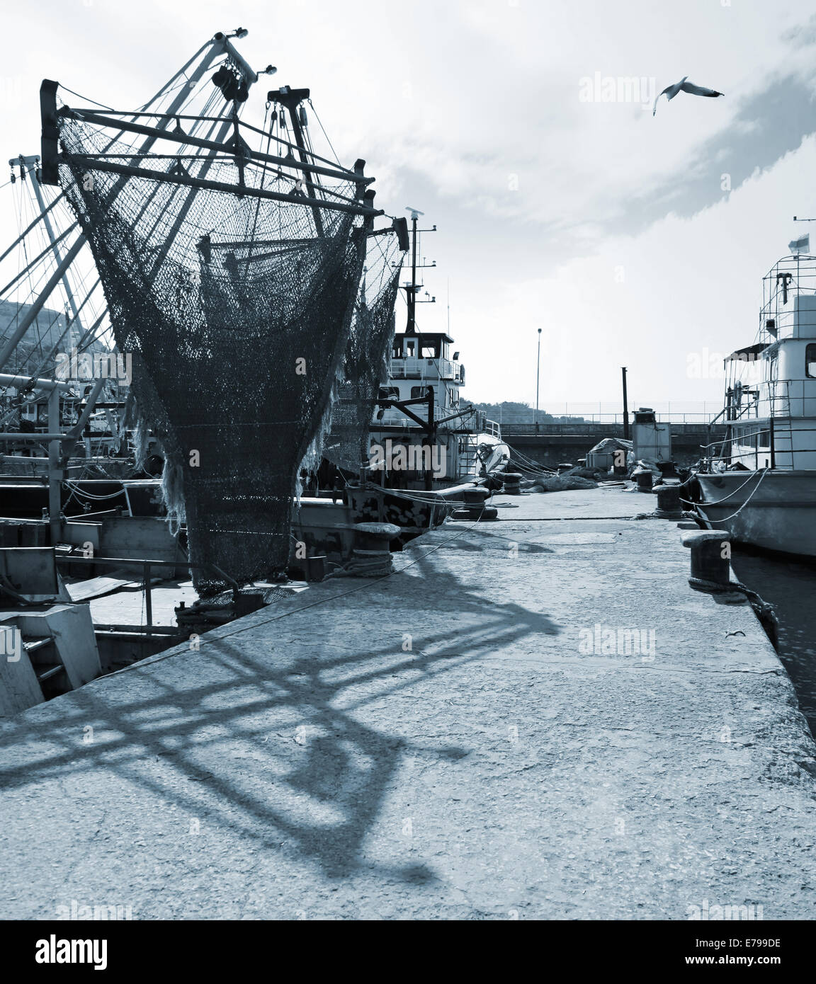 Ormeggiate imbarcazioni da pesca con reti di essiccazione. Foto in bianco e nero Foto Stock
