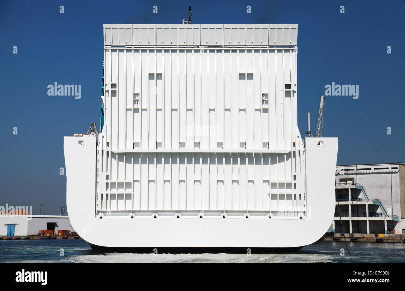 Porta di nuovo bianco grande traghetto nel porto Foto Stock