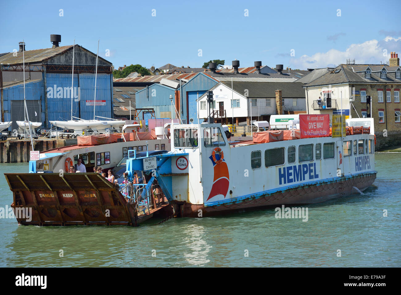 Auto e piedi per i passeggeri dei traghetti nel porto di sbarco in Oriente Cowes dopo aver attraversato il fiume Medina da ovest verso est a Cowes,Isle of Wight, Regno Unito Foto Stock