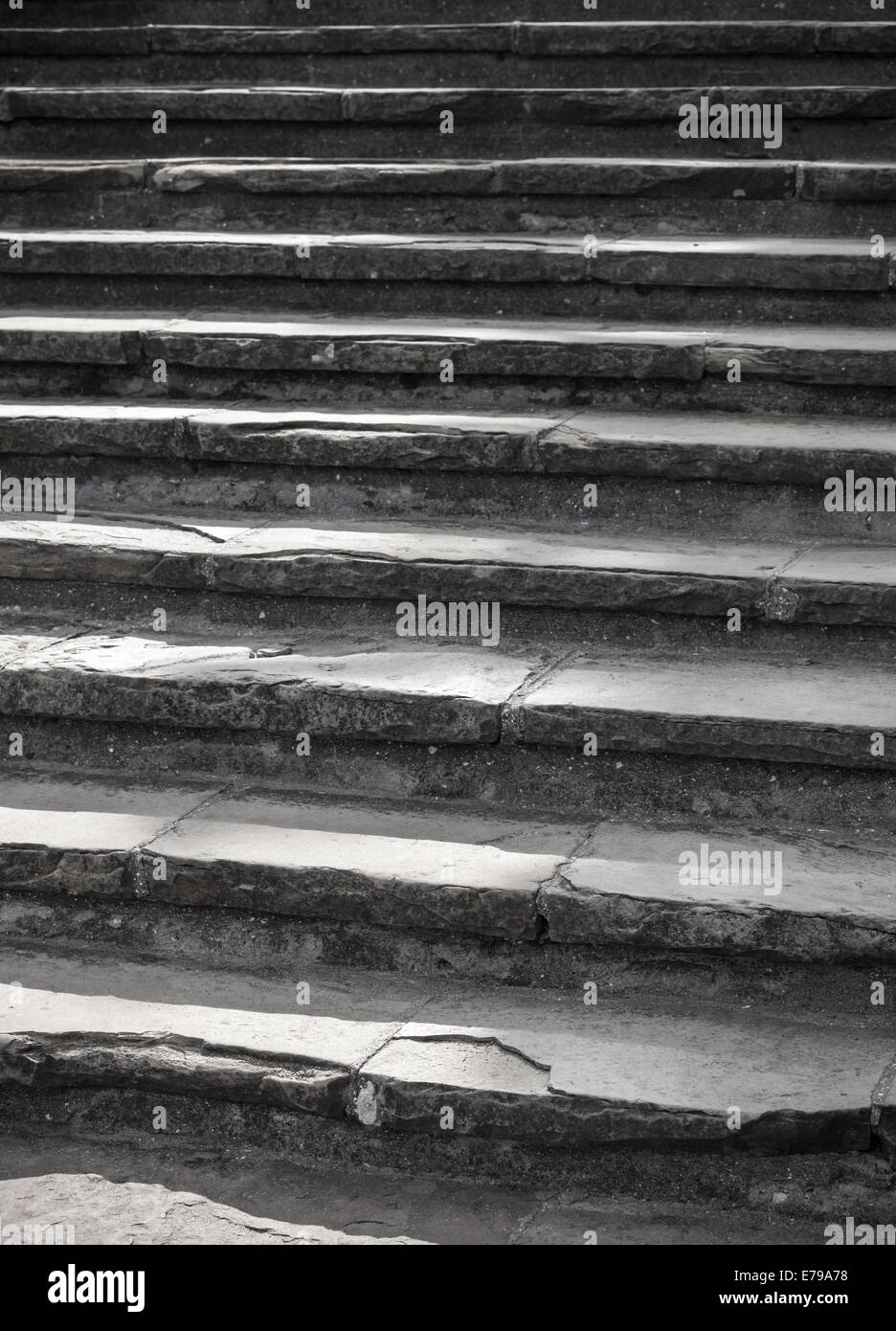 Foto verticale in pietra scura scalinata che sale fino Foto Stock