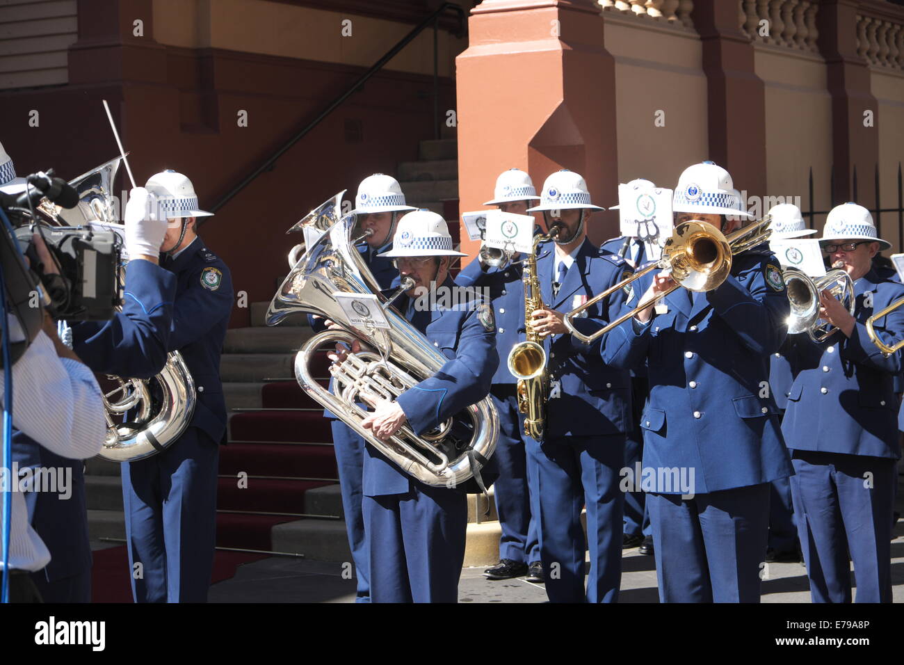 La nuova banda di polizia del Galles del Sud si esibì all'inaugurazione del Parlamento del nuovo Galles del Sud nel settembre 2014, aperta dal governatore Marie Bashir Foto Stock