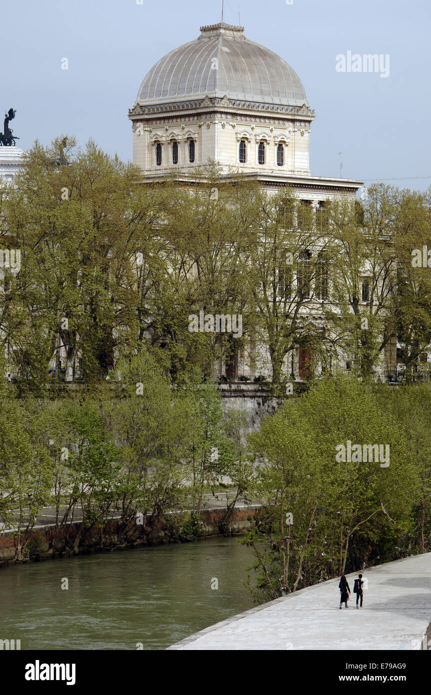 L'Italia. Roma. Grande Sinagoga di Roma, 1901-1904. Costruito da Vincenzo Costa e Osvaldo Armanni. Stile eclettico. Esterno. Foto Stock