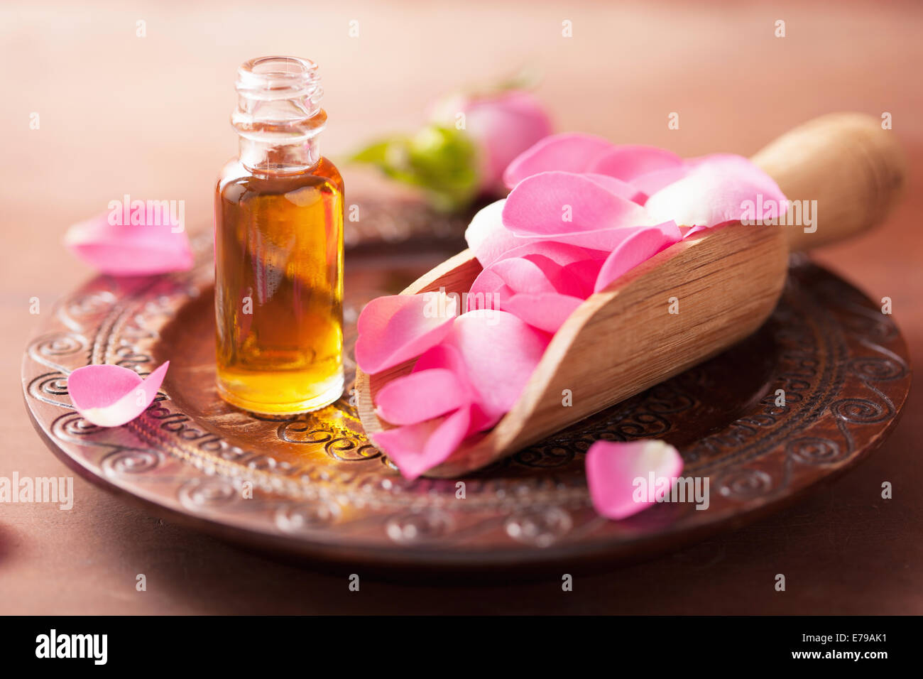Fiori di rose e olio essenziale. spa e aromaterapia Foto Stock