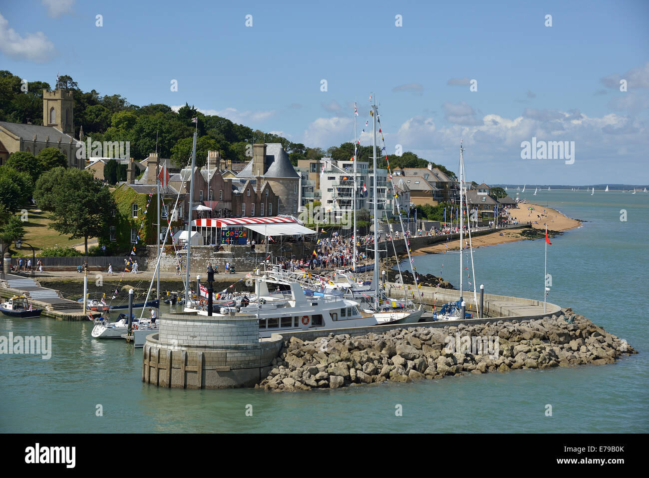 Gli spettatori a terra e intorno al Royal Yacht Squadron durante la Cowes Week, Cowes, Isle of Wight, Regno Unito, Inghilterra Foto Stock