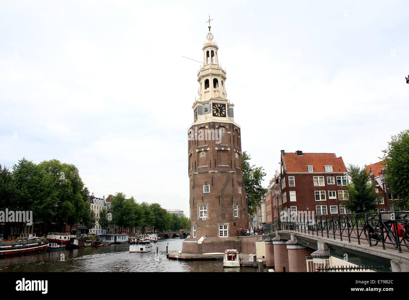 Montelbaanstoren (Montelbaan tower, 1516) a Oude Schans canal, Amsterdam, Paesi Bassi Foto Stock