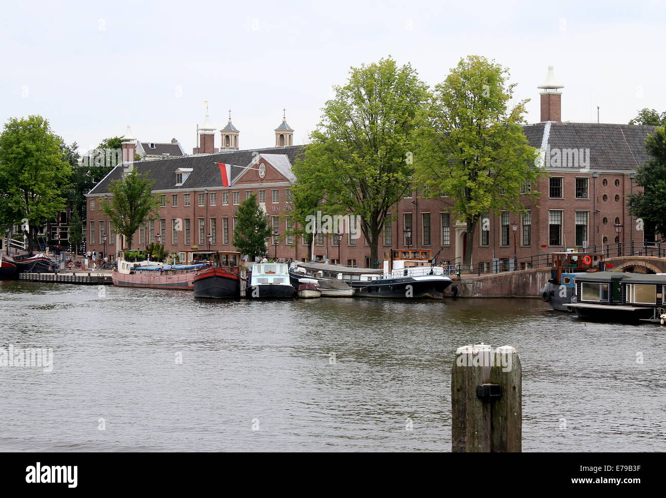 Hermitage Amsterdam Museum al fiume Amstel banca nella capitale olandese, visto dal lato opposto del fiume Foto Stock