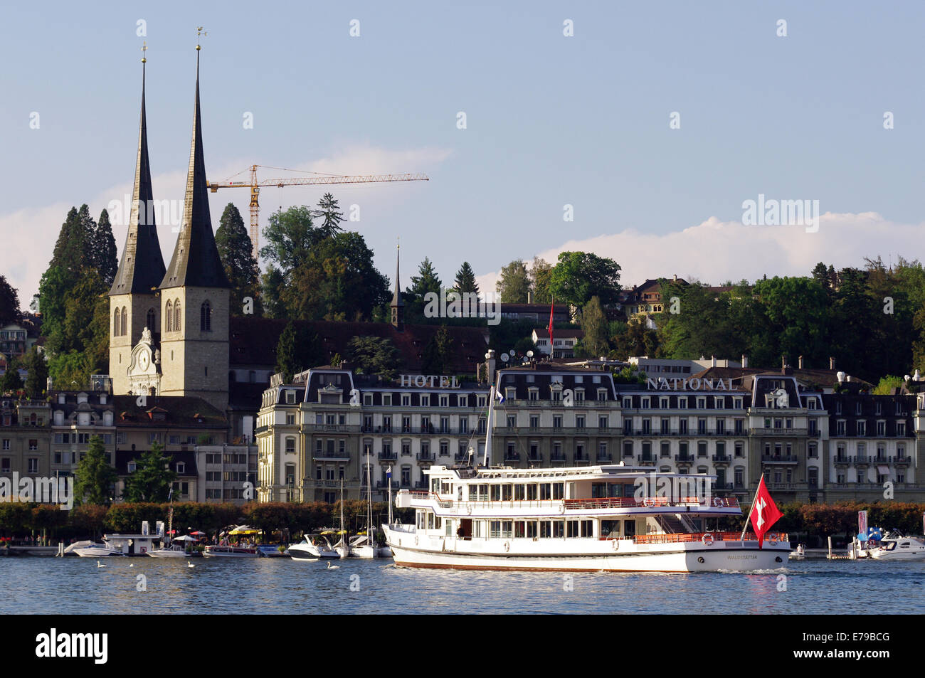 Il sistema VIES della chiesa di San Leodegar attraverso il lago di Lucerna, Svizzera Foto Stock