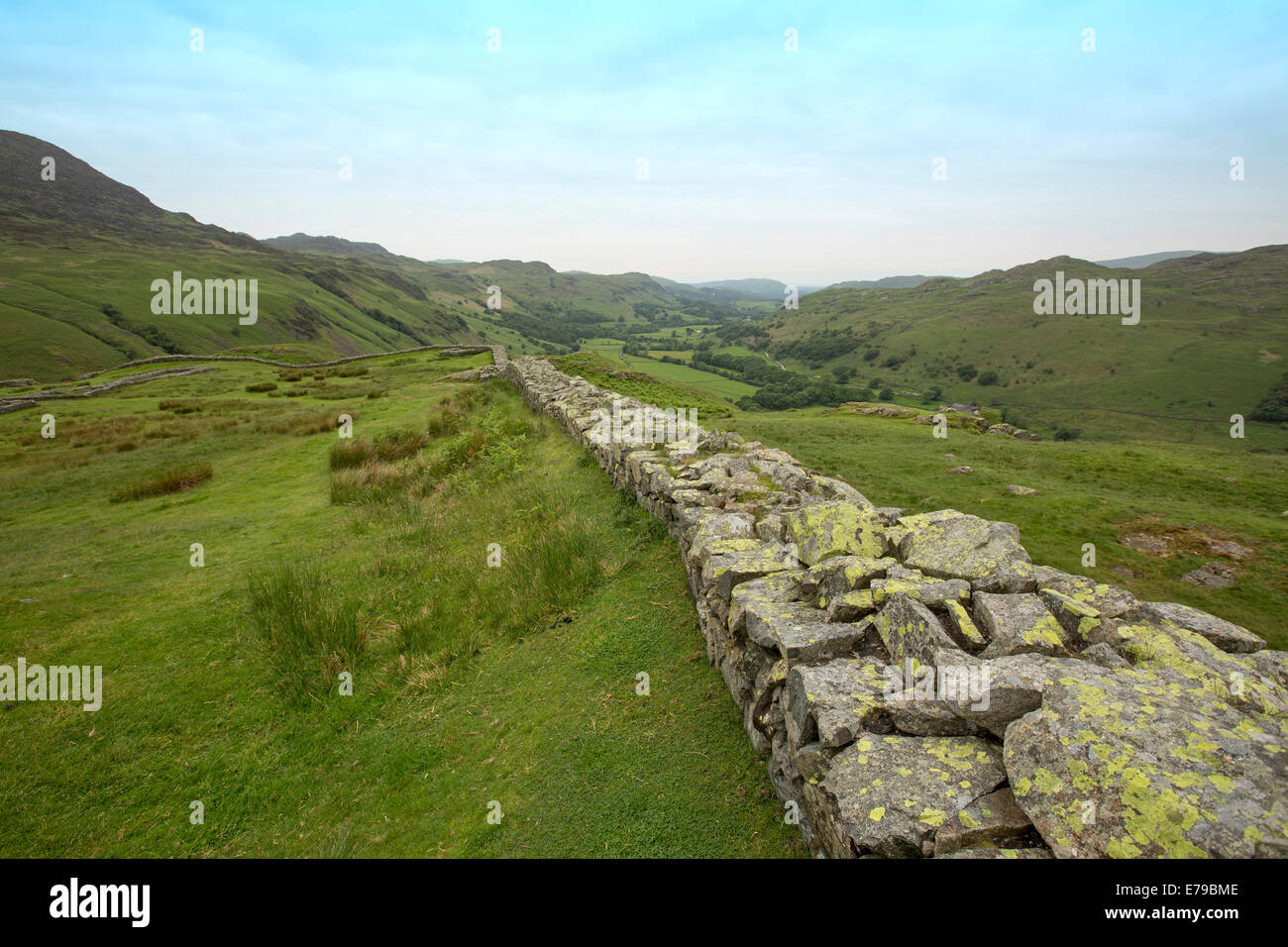 Estese rovine dell antica fortificazione romana a Hardknott Pass circondato dalle cime delle montagne e delle valli del Lake District inglese Foto Stock