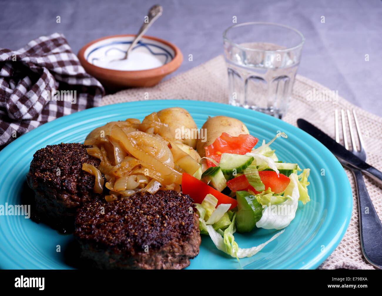 La cena danese di hamburger di manzo con patate e cipolle Foto Stock