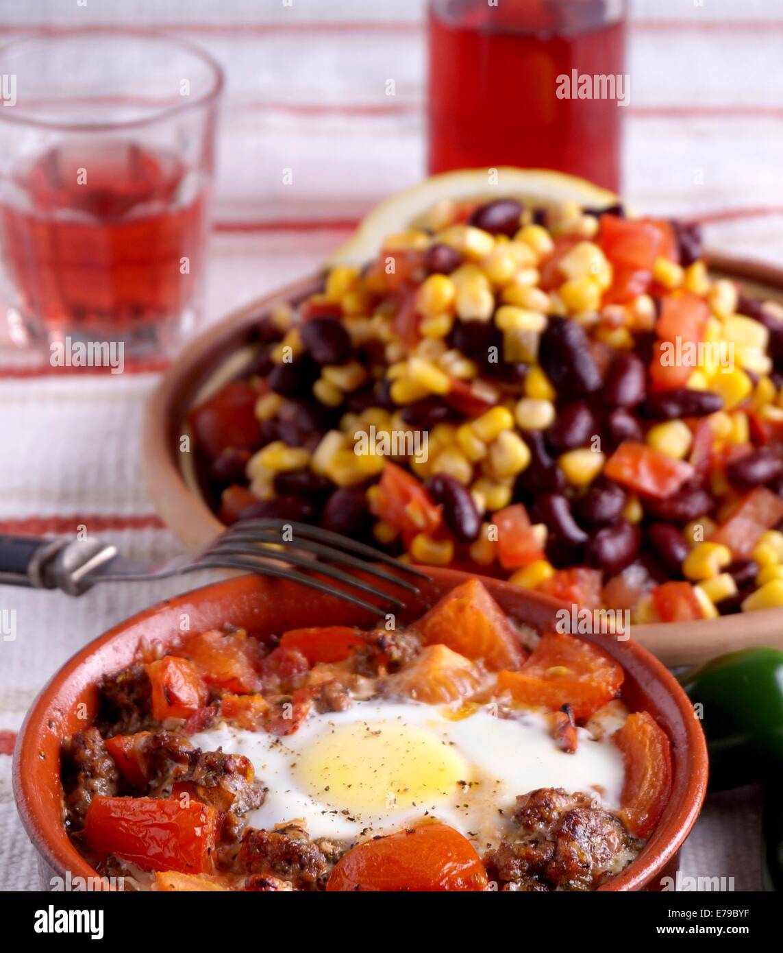 Prima colazione spagnola servita con uova e salsa Foto Stock