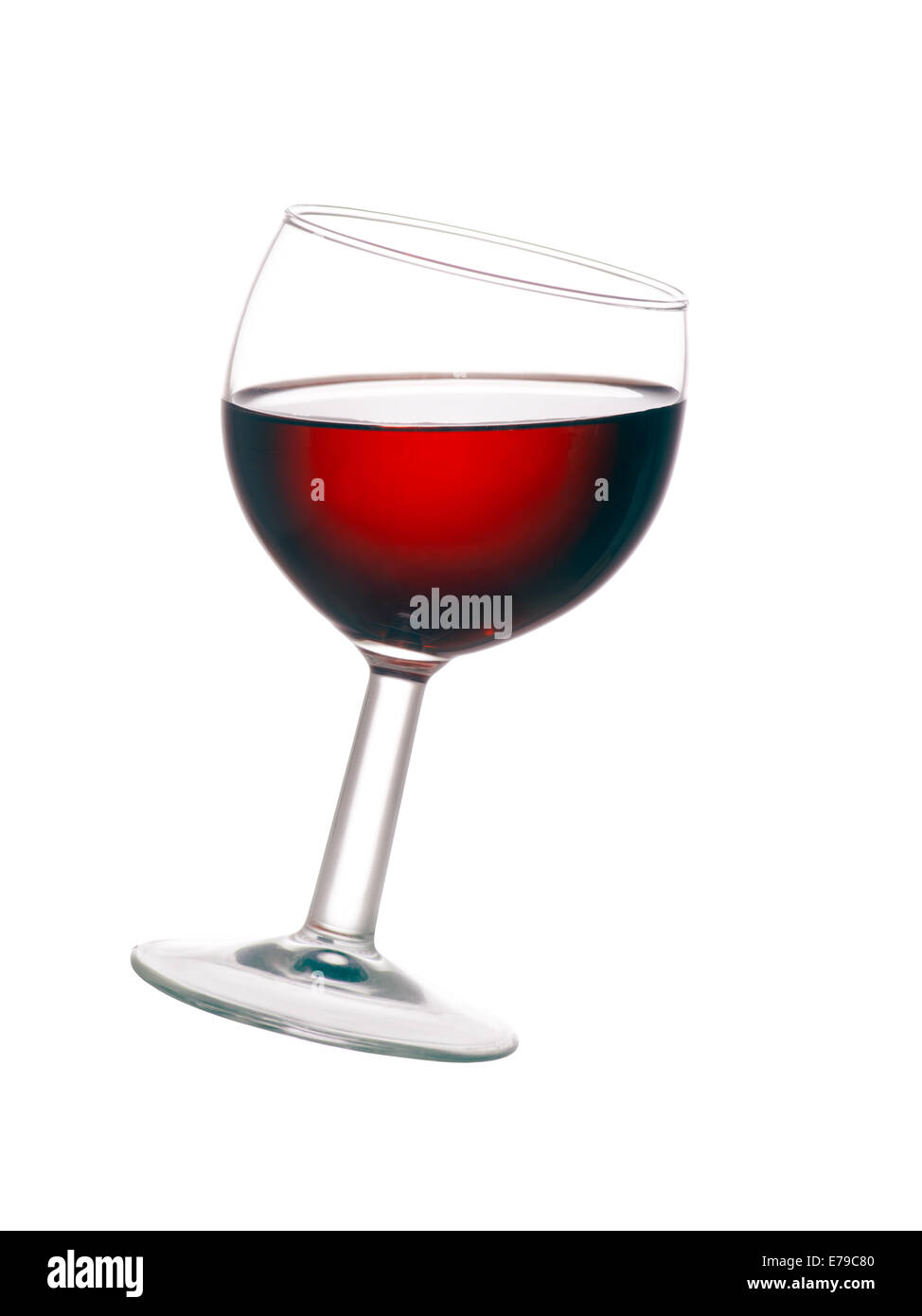 Vetro retroilluminato di vino rosso isolato su bianco. Foto Stock