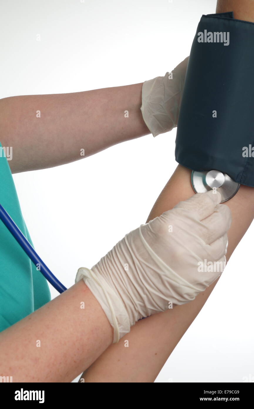 La misurazione della pressione sanguigna sul braccio superiore. Stetoscopio Foto Stock