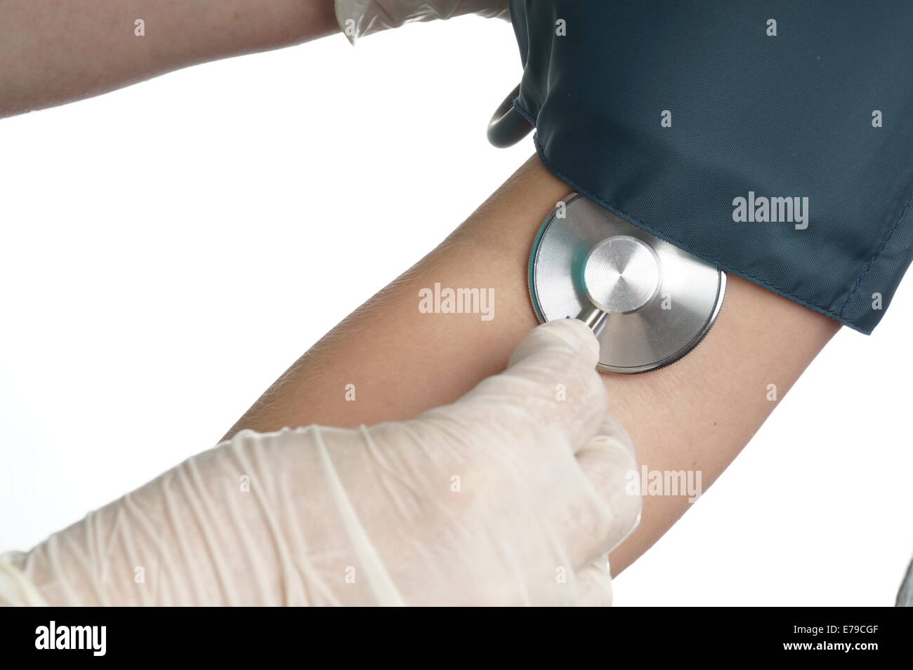 La misurazione della pressione sanguigna sul braccio superiore. Stetoscopio Foto Stock