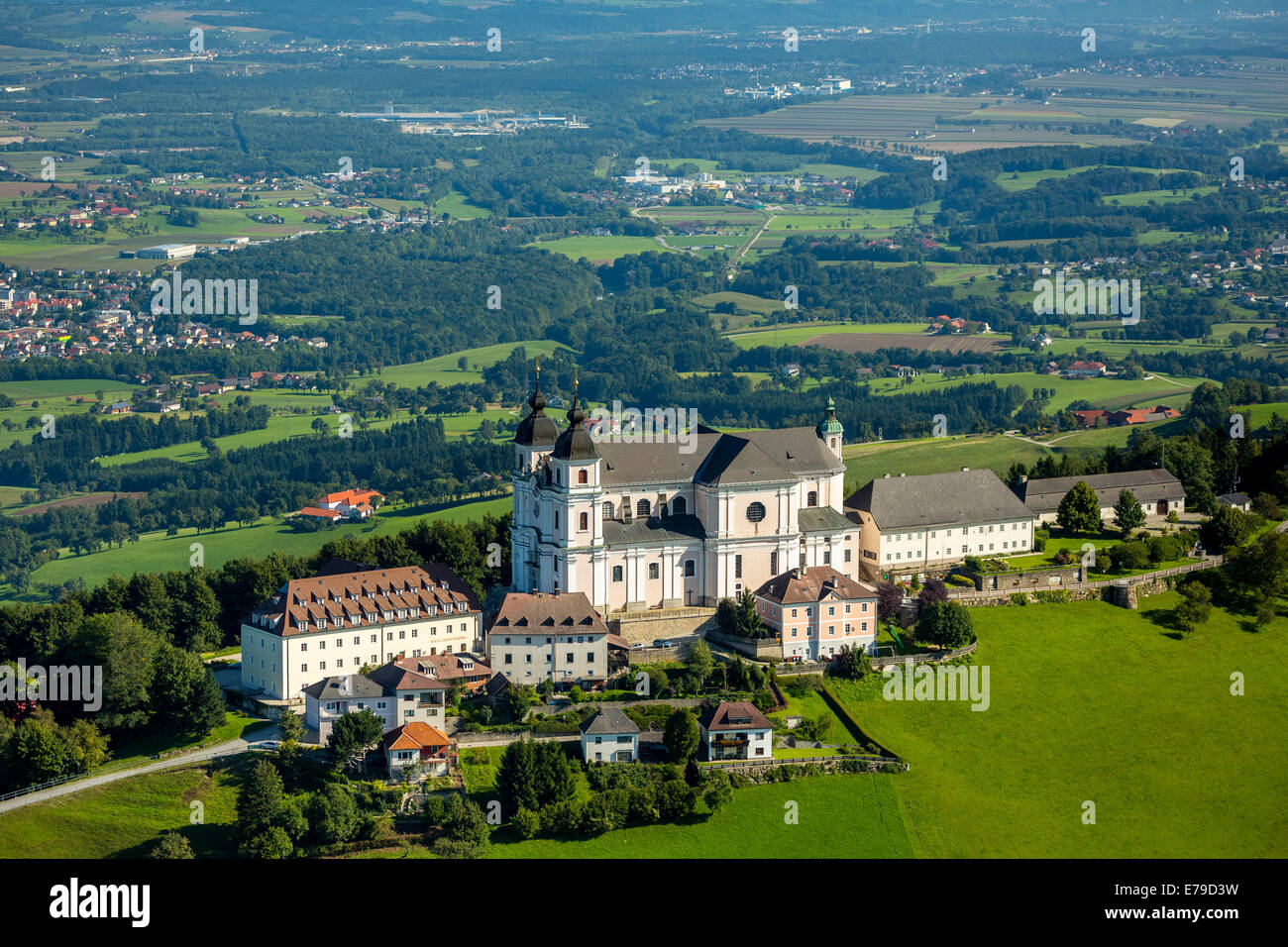 Vista aerea, Sonntagberg Basilica, contrafforti alpini con prati, Sonntagberg, Austria Inferiore, Austria Foto Stock