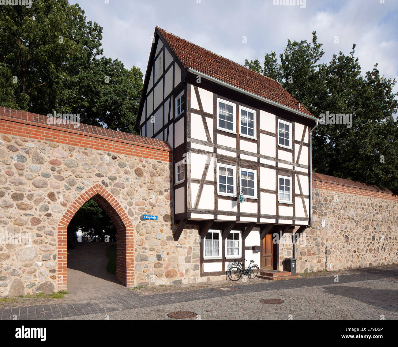 Un Wiek Casa lungo la cinta muraria medievale, Neubrandenburg, Meclemburgo-Pomerania Occidentale, Germania Foto Stock