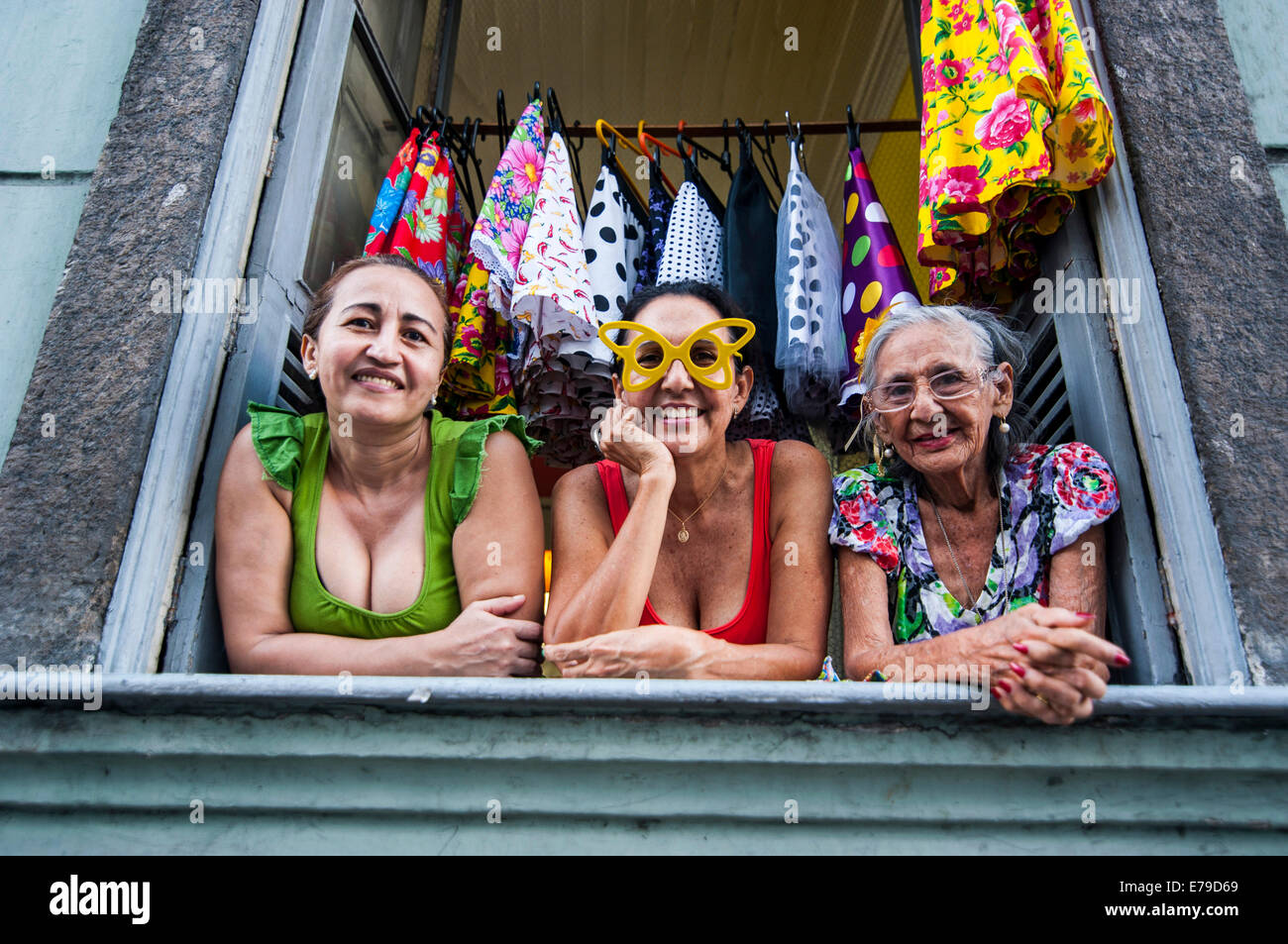 Tre donne guardando fuori della finestra in Lapa, Rio de Janeiro, Brasile Foto Stock