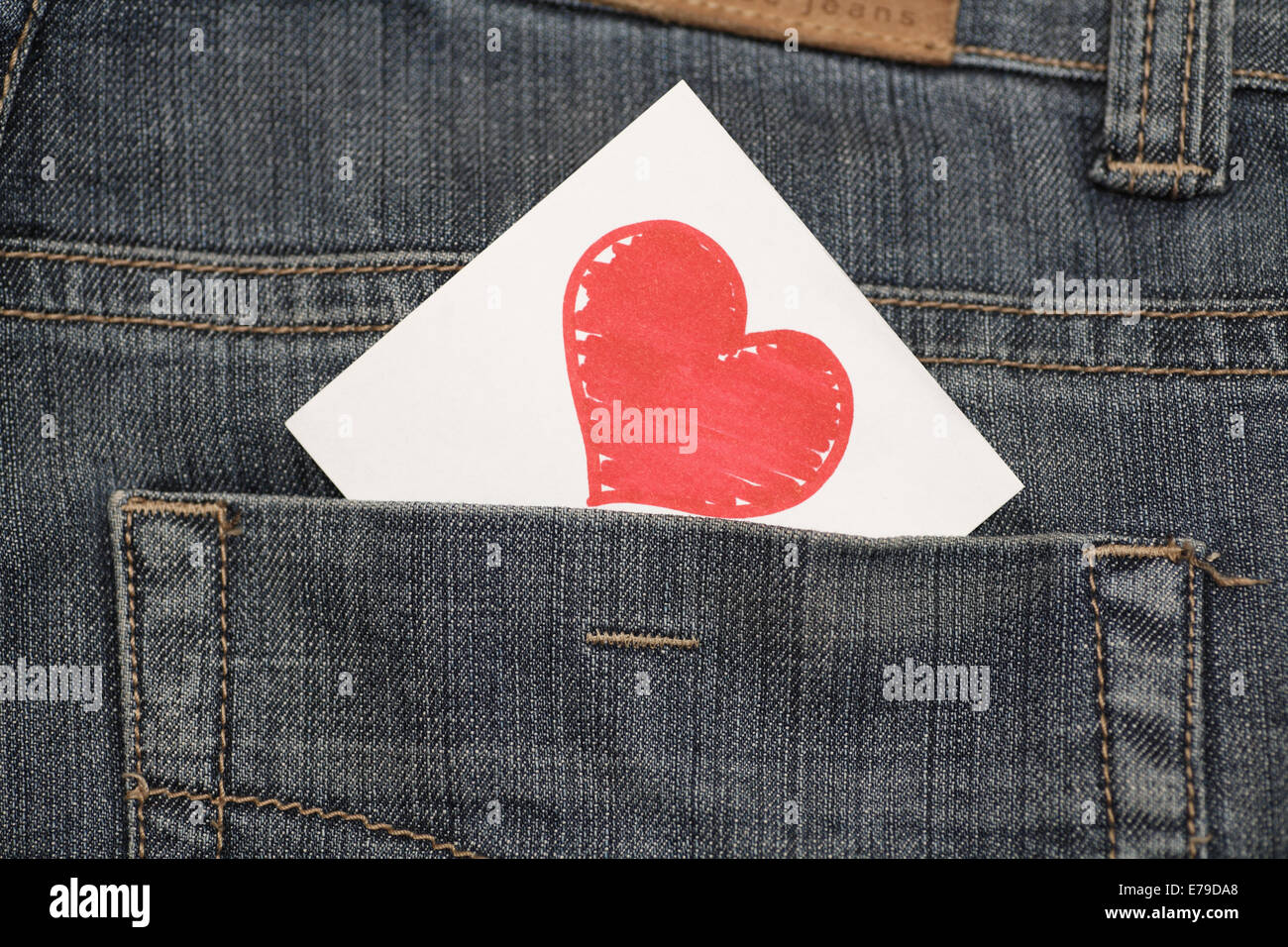 Cuore nella tasca posteriore dei jeans. Close-up Foto stock - Alamy