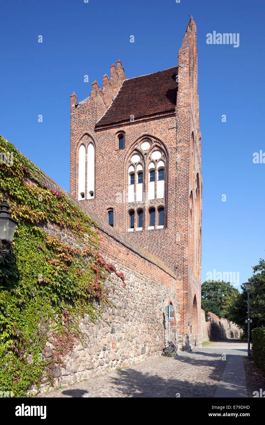 Treptower Tor, gate esterno, City Gate di fortificazioni medievali, quattro porte City, Neubrandenburg Foto Stock