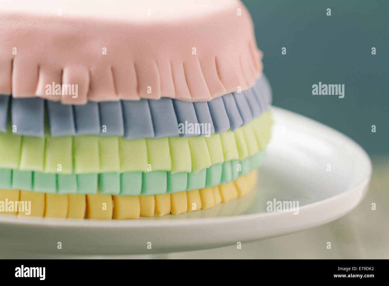 Serie sulla torta Pinata, una celebrazione torta con un hidden stash di caramelle all'interno. Foto Stock