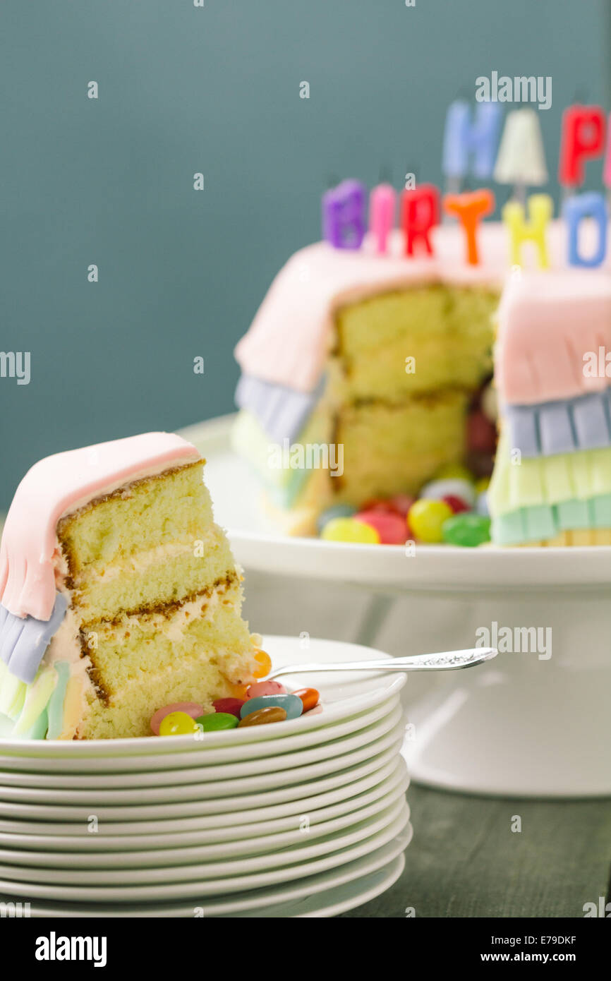 Serie sulla torta Pinata, una celebrazione torta con un hidden stash di caramelle all'interno. Foto Stock