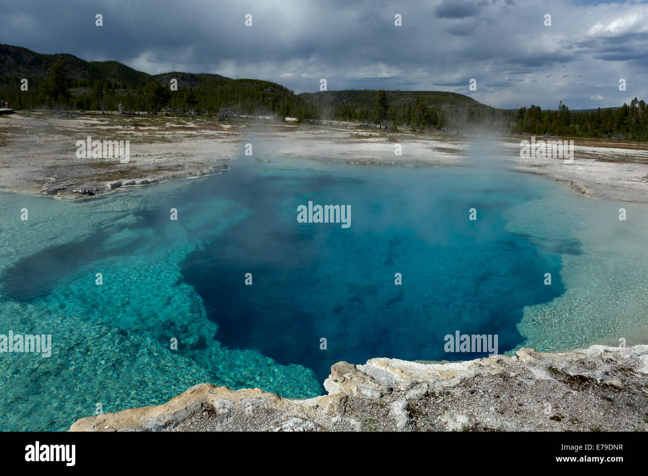 Steamy blue post-pool vulcanica nel Parco Nazionale di Yellowstone Foto Stock