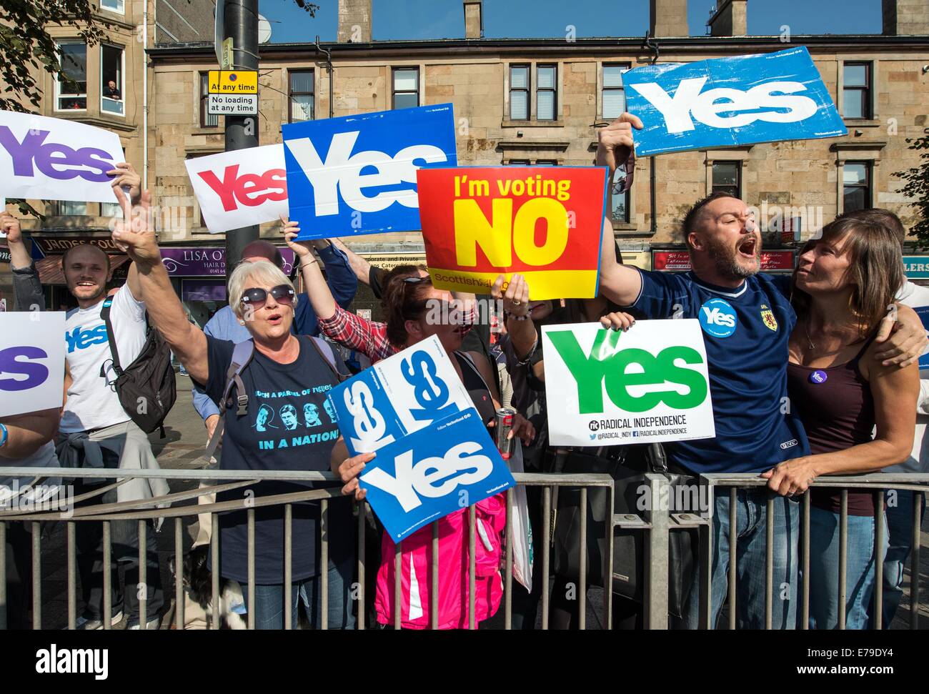 John Prescott e Alistair Darling si uniscono al Labour Battle Bus scozzese 'Sì' e 'No' gli elettori protestano mentre John Prescott e Alistair Darling si uniscono al Labour Battle Bus scozzese sulla strada principale di Rutherglen il 10 settembre 2014 a Glasgow, Scozia. I tre leader britannici stanno tutti conducendo una campagna elettorale in Scozia, dimostrando il loro sostegno a favore di un voto contrario nel referendum sull'indipendenza. Foto Stock